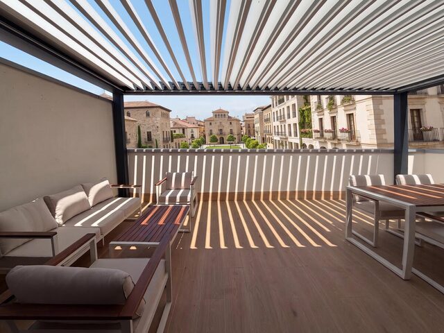 Pérgola de lona tensada CERCA en la terraza de un ático con vistas a la ciudad